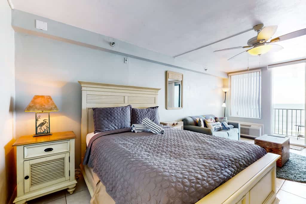 Beachfront Studio w/ Balcony, Pool & Gym Access in Heart of Daytona