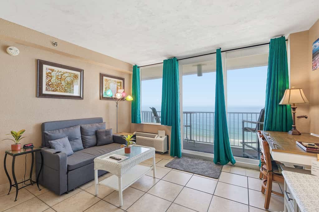 Oceanfront Studio w/ Balcony, Pool & Hot Tub Access