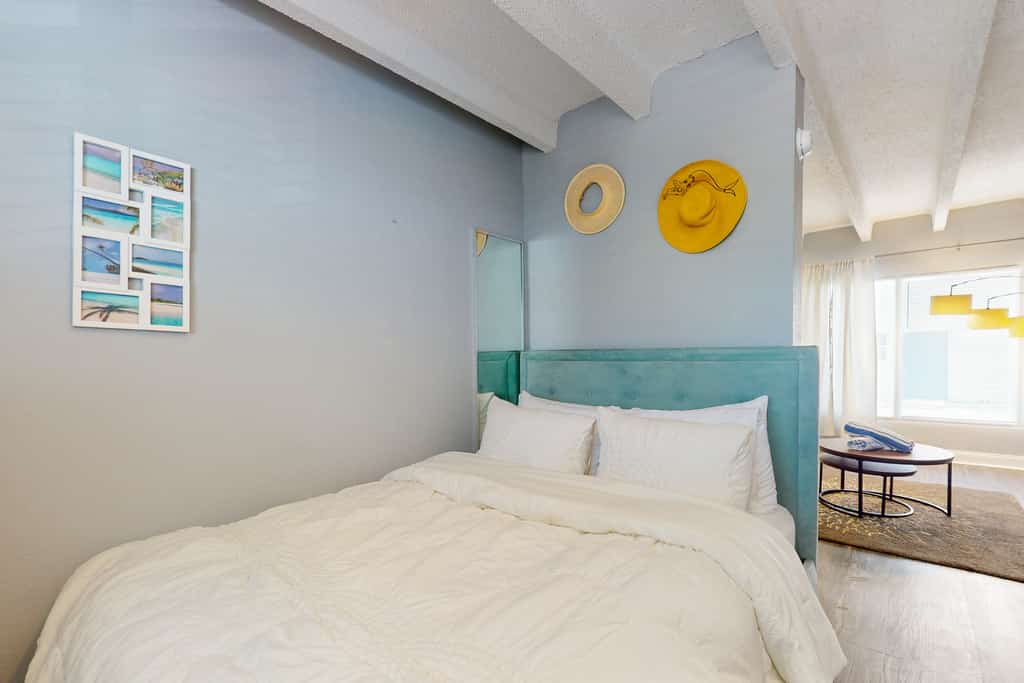 Ocean Breeze Retreat – Pool, Beach Access & Comfort in Daytona