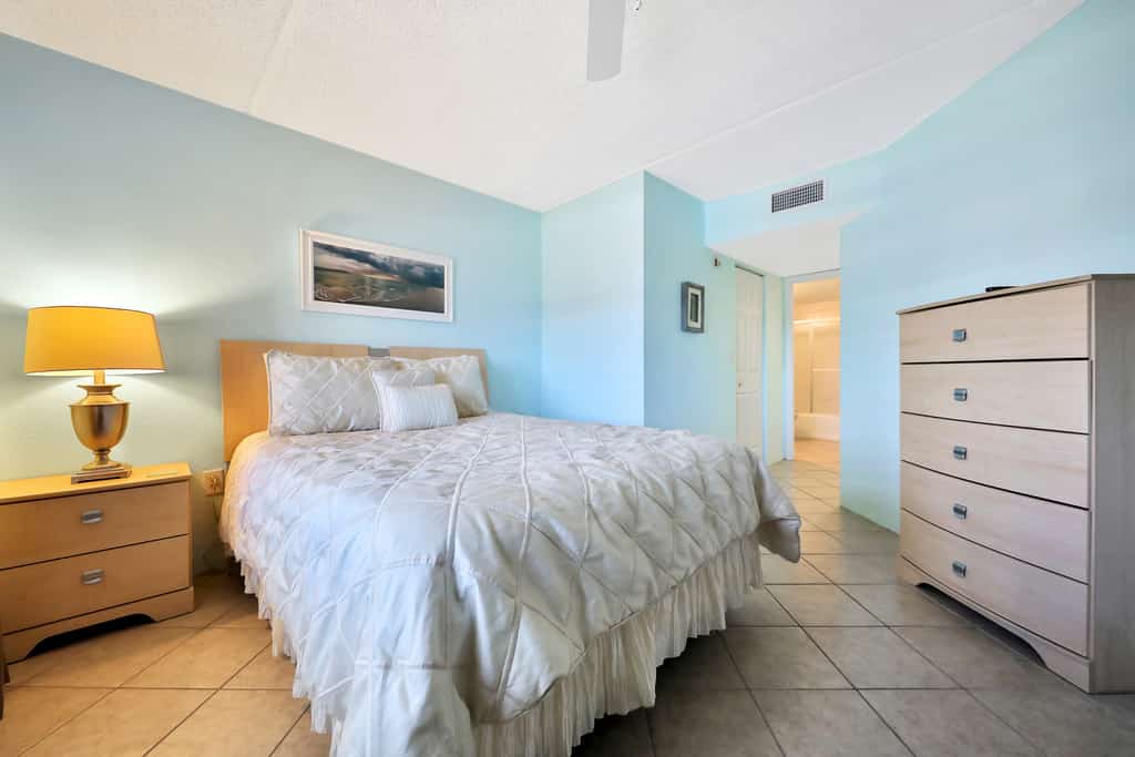 Ocean View Condo w/ Pool, Balcony & Beach Access – Family-Friendly