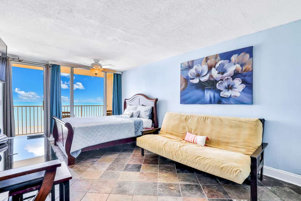 Cozy Oceanfront Studio w/ Balcony & Beach Access – Perfect for Couples