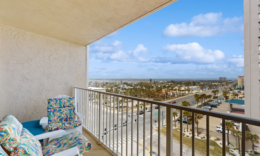 Family-Friendly Condo w/ Balcony, Beach Access & Walkable Dining