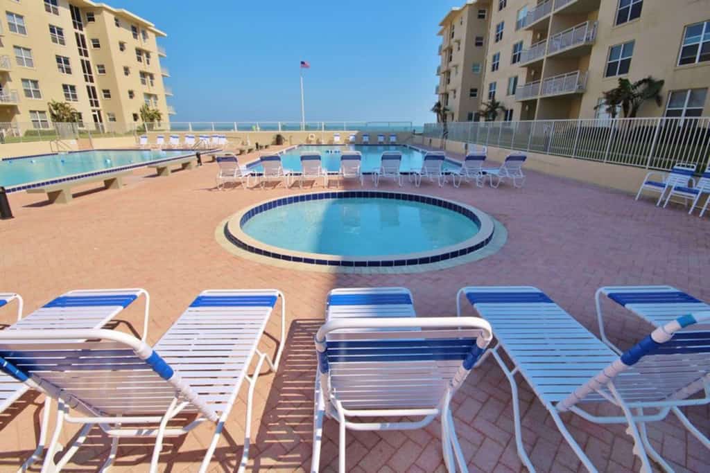Cozy Oceanfront Condo w/ Balcony, Pool & Steps to the Sand