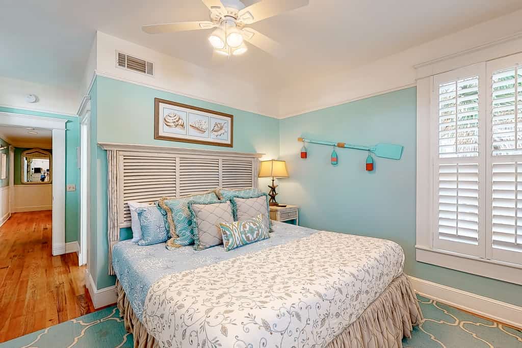 Charleston-style cottage w/ lovely decks, steps to the beach & pools