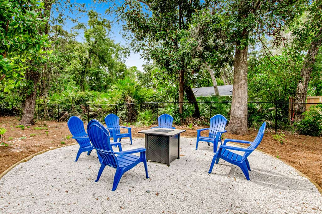 Relaxing, dog-friendly home with furnished patio, washer/dryer, WiFi, & AC