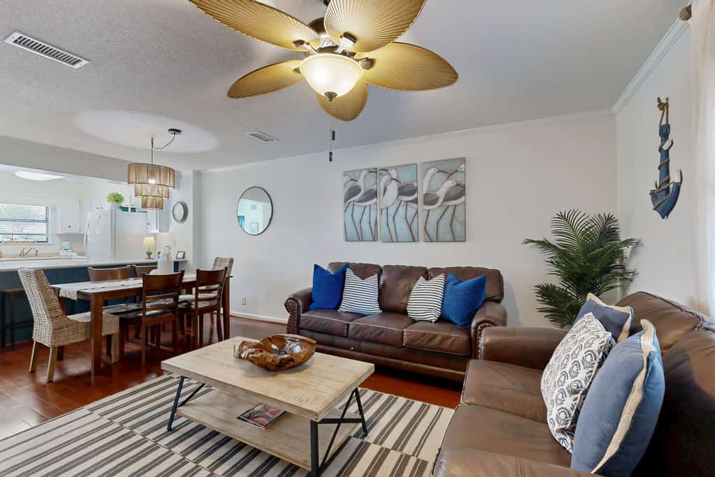 Snowbird-friendly condo with patio, central AC, W/D, pool & tennis - near beach