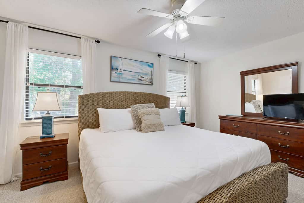 Snowbird-friendly condo with patio, central AC, W/D, pool & tennis - near beach
