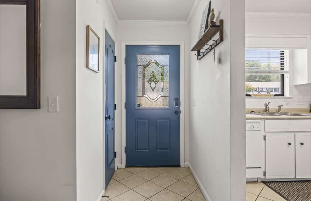 Snowbird-friendly condo with patio, central AC, W/D, pool & tennis - near beach
