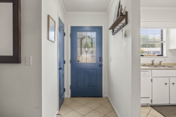 Snowbird-friendly condo with patio, central AC, W/D, pool & tennis - near beach
