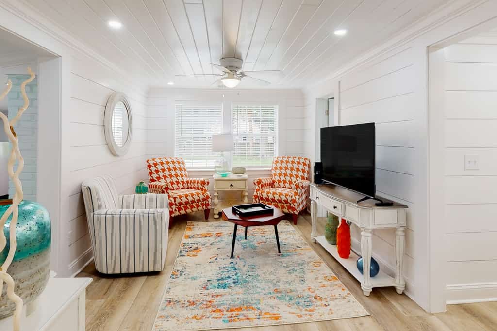 Cozy cottage near beach/bars/dining with enclosed yard, AC, & W/D