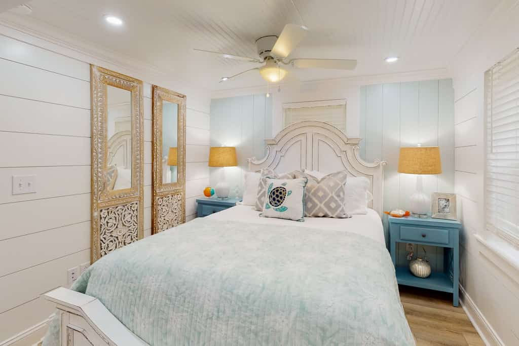 Cozy cottage near beach/bars/dining with enclosed yard, AC, & W/D