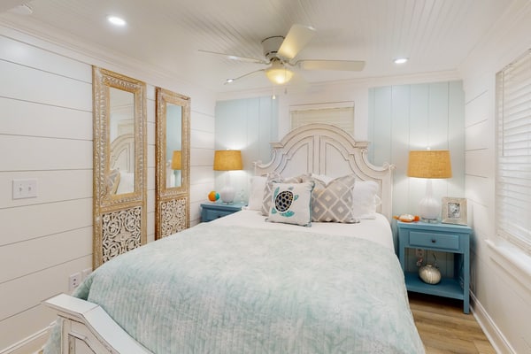 Cozy cottage near beach/bars/dining with enclosed yard, AC, & W/D