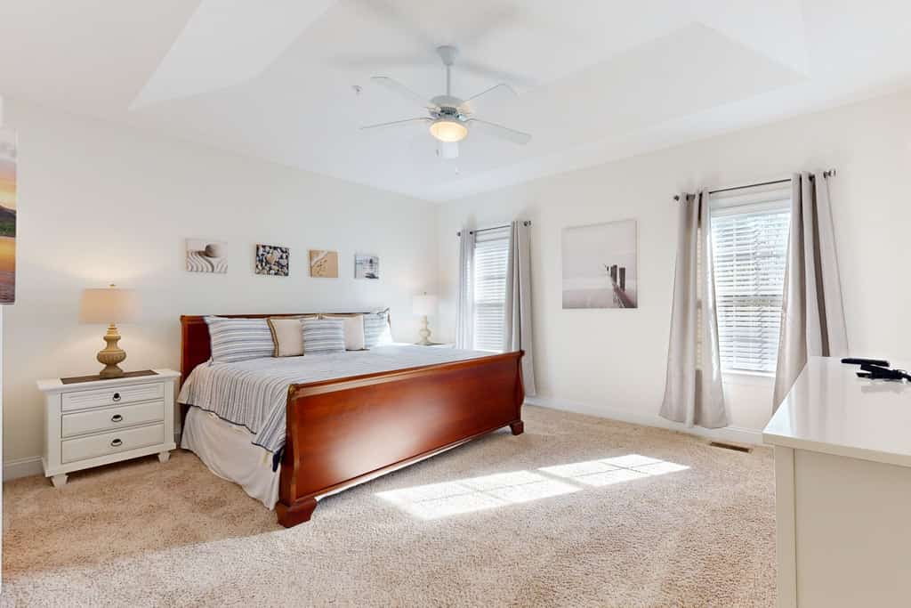 Cozy island townhouse w/screened porch, shared pool, & serene pond views