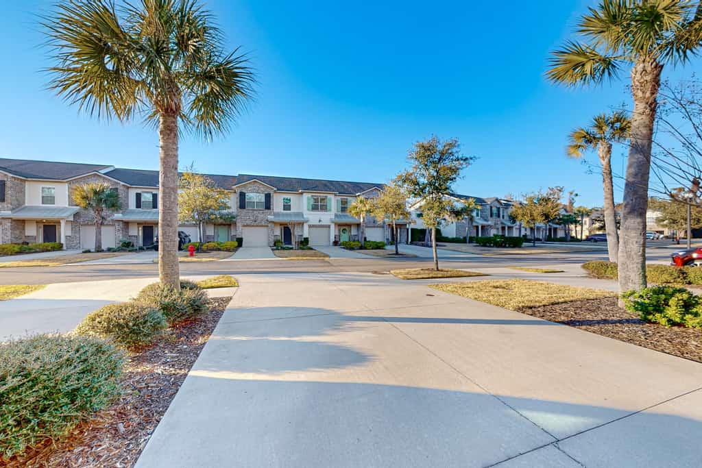 Cozy island townhouse w/screened porch, shared pool, & serene pond views