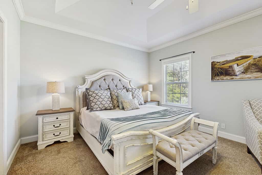 Charming southern townhouse w/enclosed yard & access to community pool