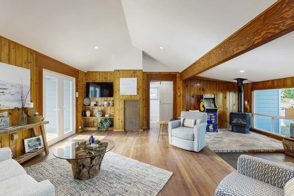 Coastal Cottage - Hot Tub, Yard, Pets Welcome