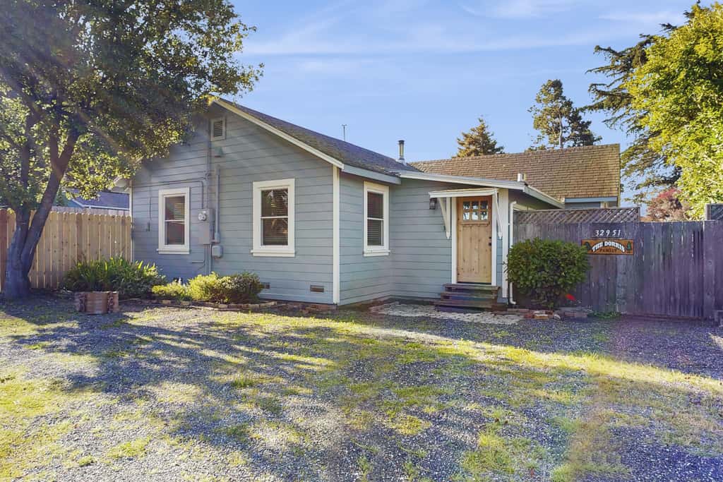 Coastal Cottage - Hot Tub, Yard, Pets Welcome