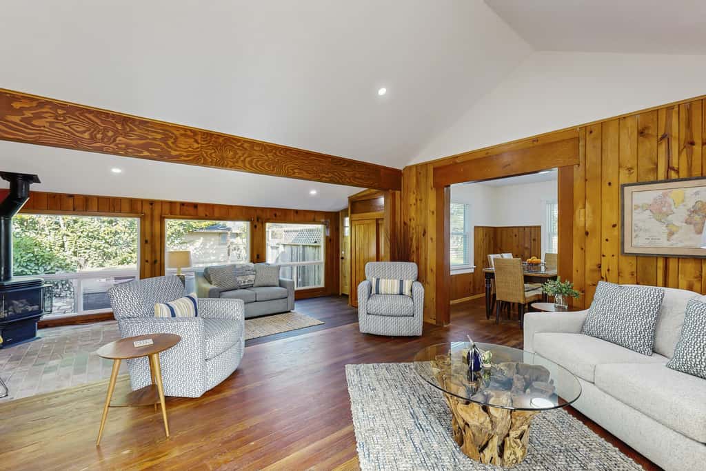 Coastal Cottage - Hot Tub, Yard, Pets Welcome