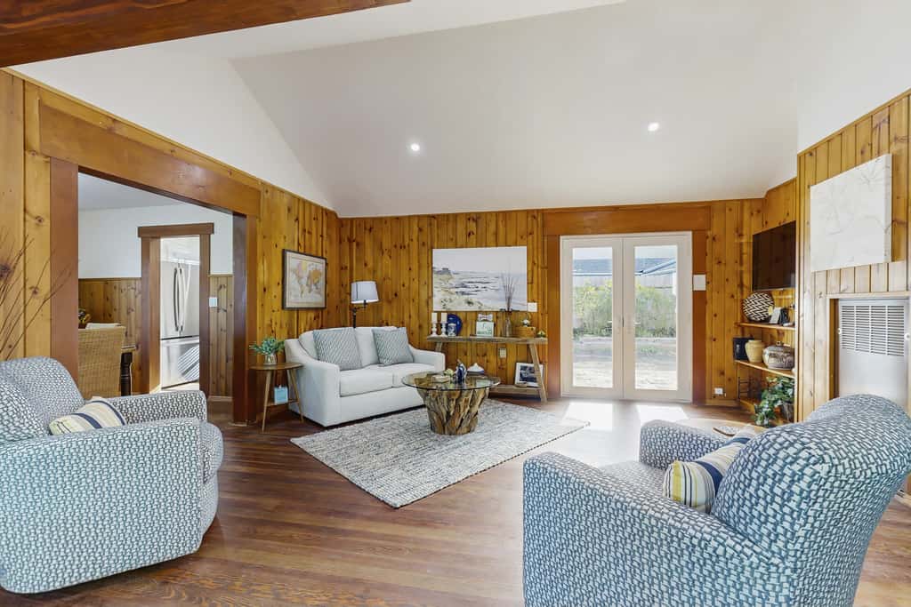 Coastal Cottage - Hot Tub, Yard, Pets Welcome