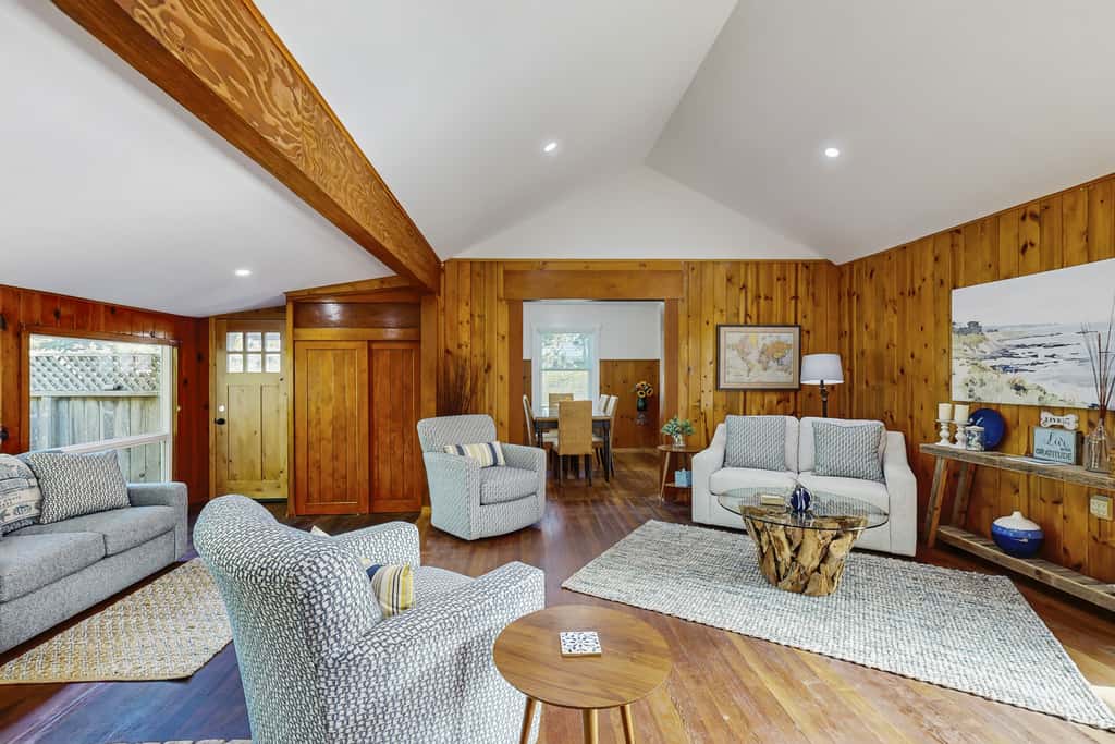Coastal Cottage - Hot Tub, Yard, Pets Welcome
