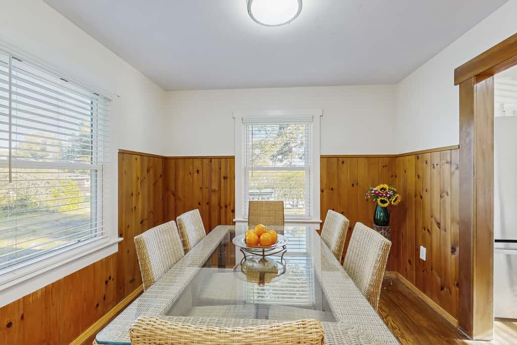 Coastal Cottage - Hot Tub, Yard, Pets Welcome