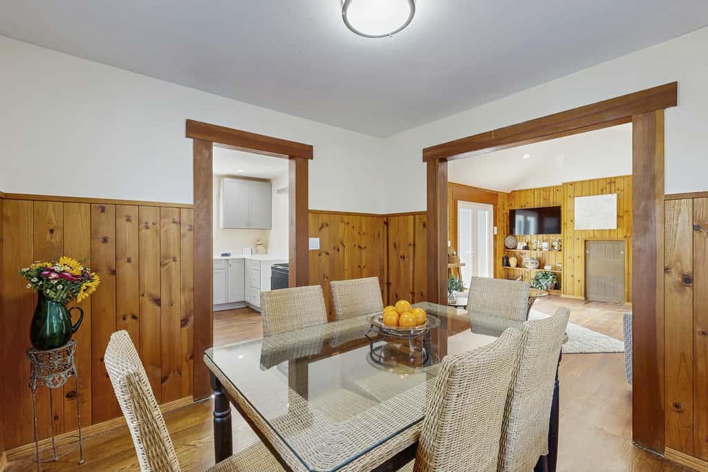 Coastal Cottage - Hot Tub, Yard, Pets Welcome