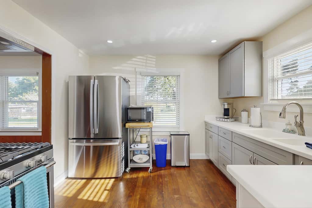 Coastal Cottage - Hot Tub, Yard, Pets Welcome