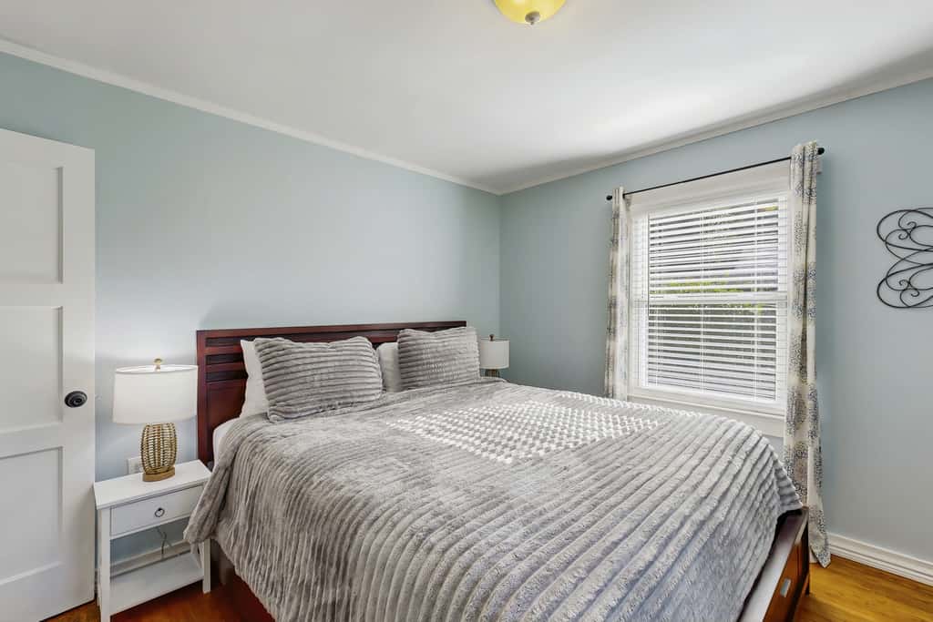 Coastal Cottage - Hot Tub, Yard, Pets Welcome