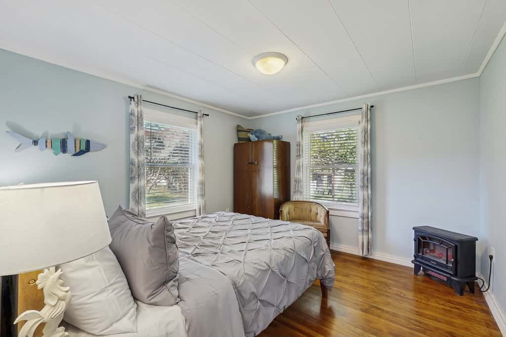Coastal Cottage - Hot Tub, Yard, Pets Welcome