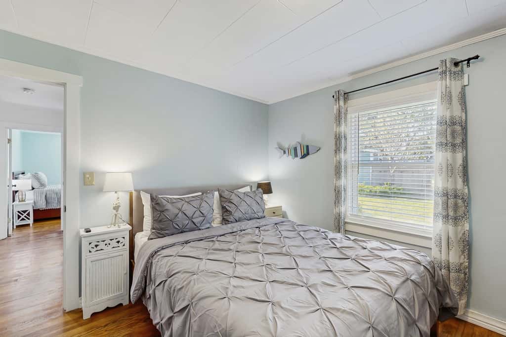 Coastal Cottage - Hot Tub, Yard, Pets Welcome