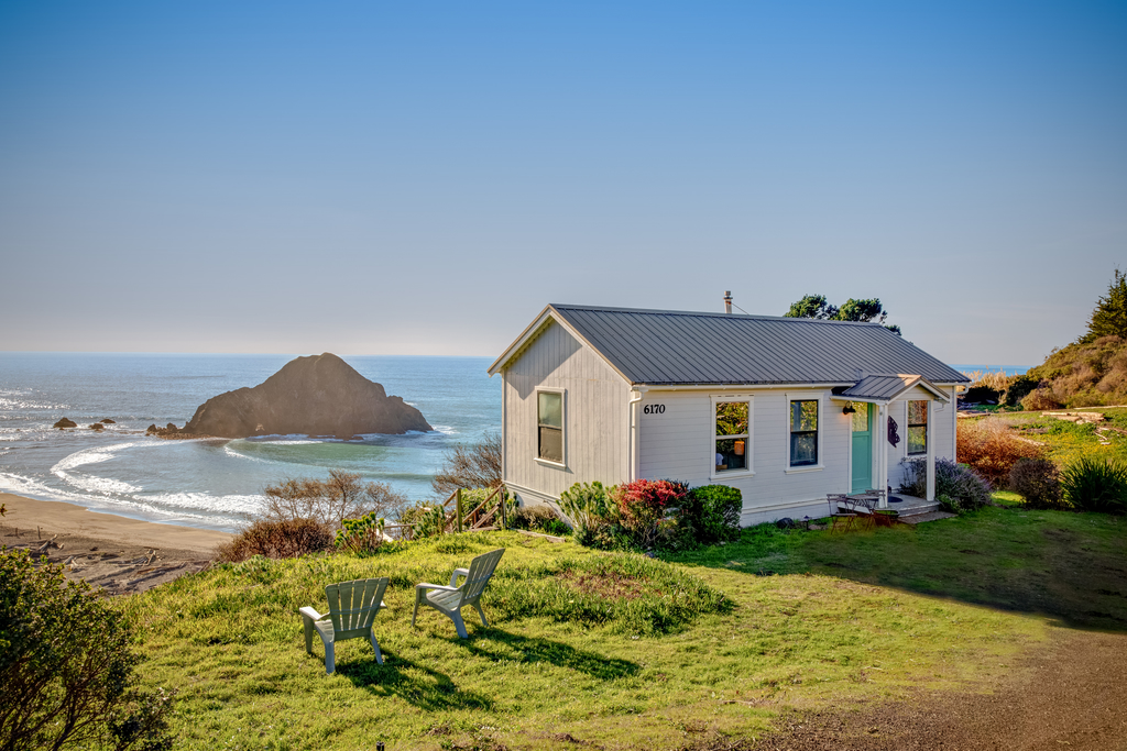 Oceanfront Elk Home Close to Beach & Pet-Friendly