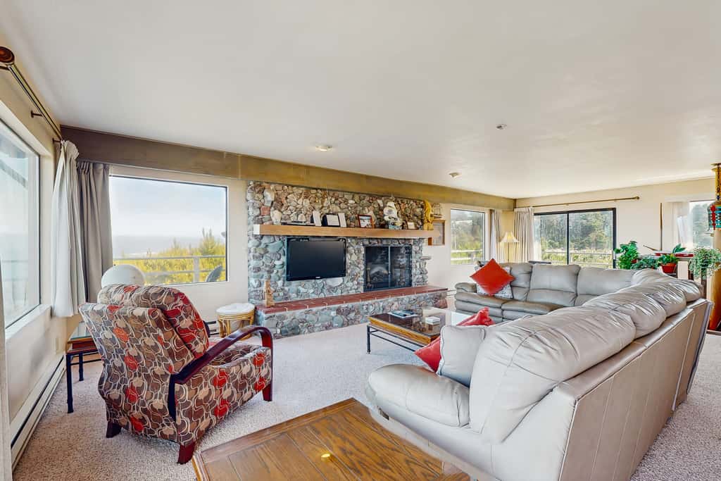 Oceanfront Home - Stunning Views & Private Hot Tub