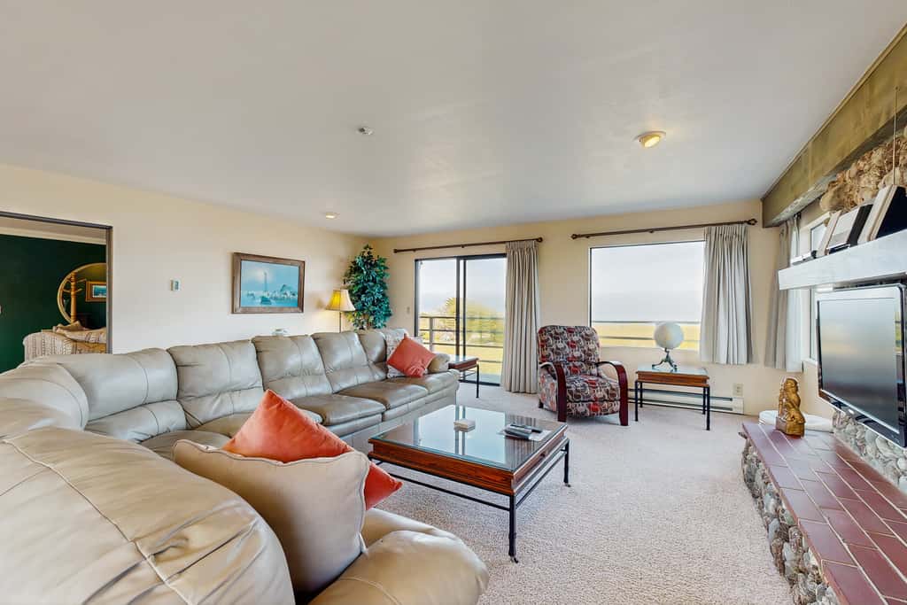 Oceanfront Home - Stunning Views & Private Hot Tub