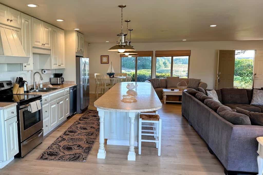 Shell Seeker
Host all your friends or bring the whole family, sleeps 14 - to this five-bedroom dream home with its open floor plan within walking distance to one of the most popular beaches on the Mendocino Coast. Floor-to-ceiling windows provide incredible views. Shell Seeker enjoys private access to Seaside Beach just steps away and known for abundant sand dollars.