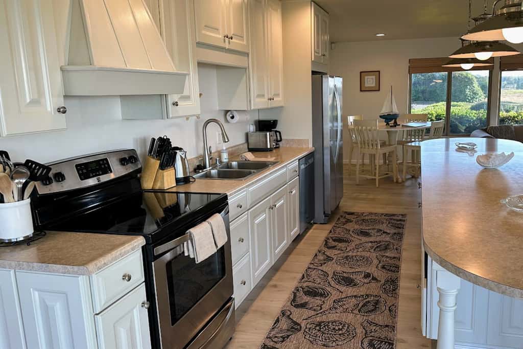 Oceanfront Haven - Hot Tub & Private Beach Access