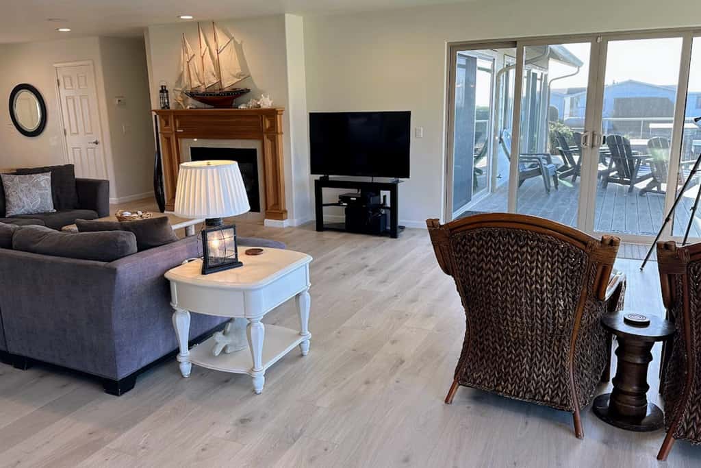 Oceanfront Haven - Hot Tub & Private Beach Access