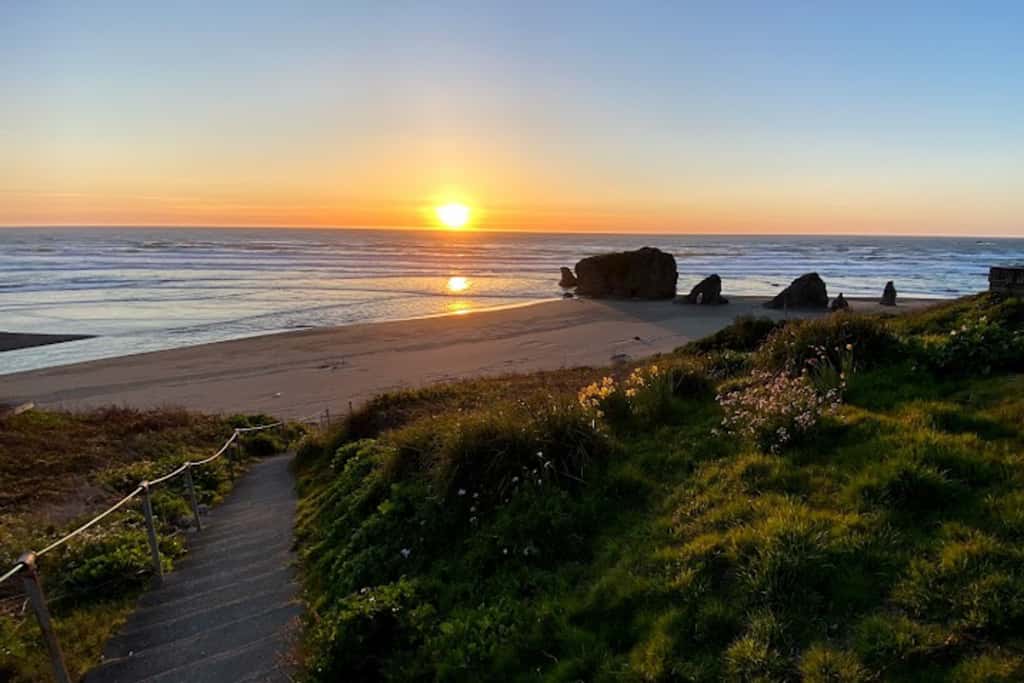 Oceanfront Haven - Hot Tub & Private Beach Access