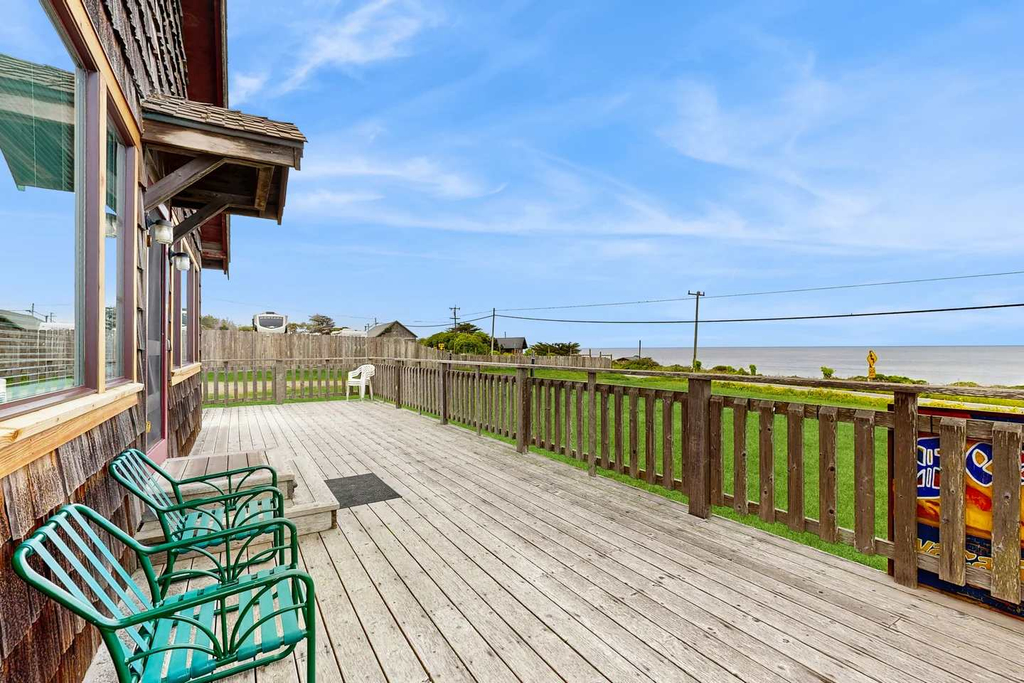 Family Friendly Beach House with BBQ & Deck