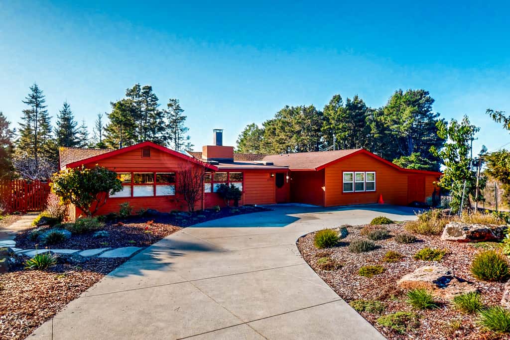 Oceanview home - Hot tub & Steps to Russian Gulch