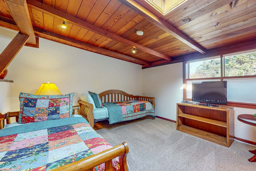 Oceanview home - Hot tub & Steps to Russian Gulch