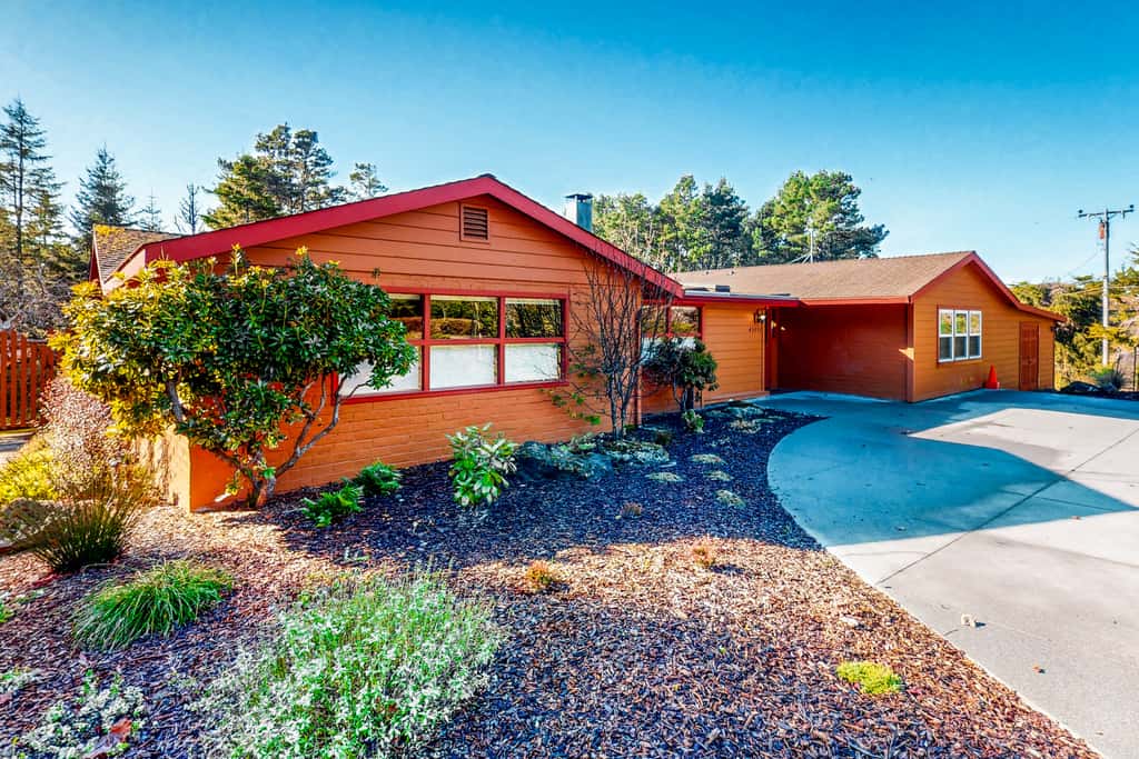 Oceanview home - Hot tub & Steps to Russian Gulch