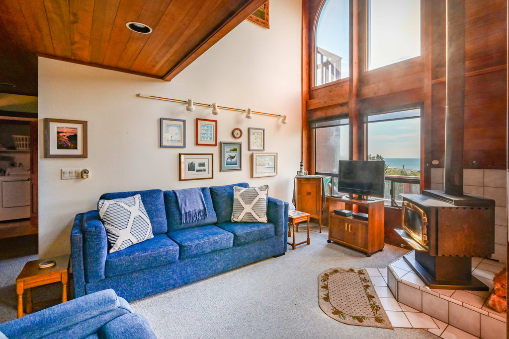 Ocean view home with Fireplace, Hot Tub, Deck