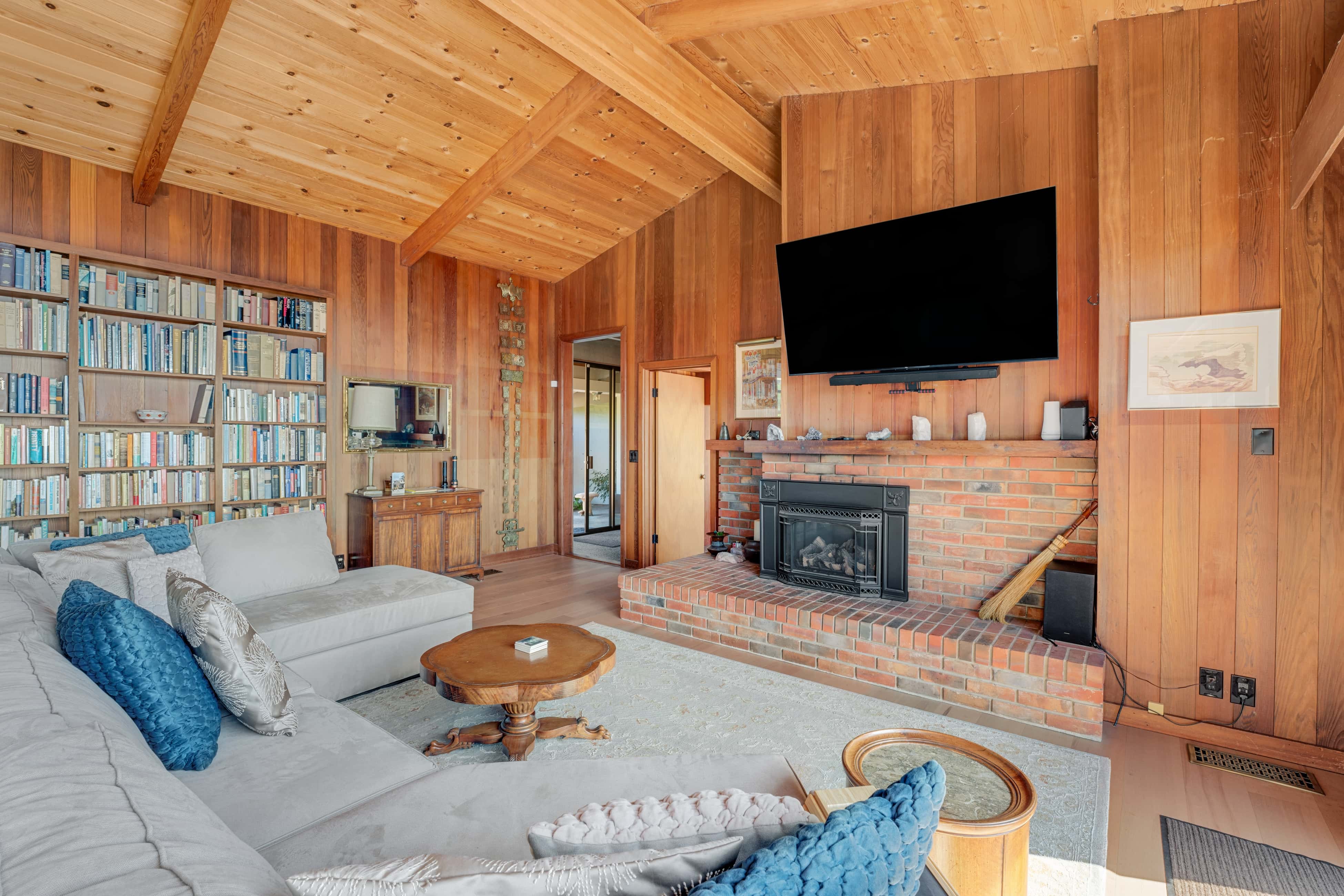 Large Mendocino Oceanfront Home - Walk to Trails