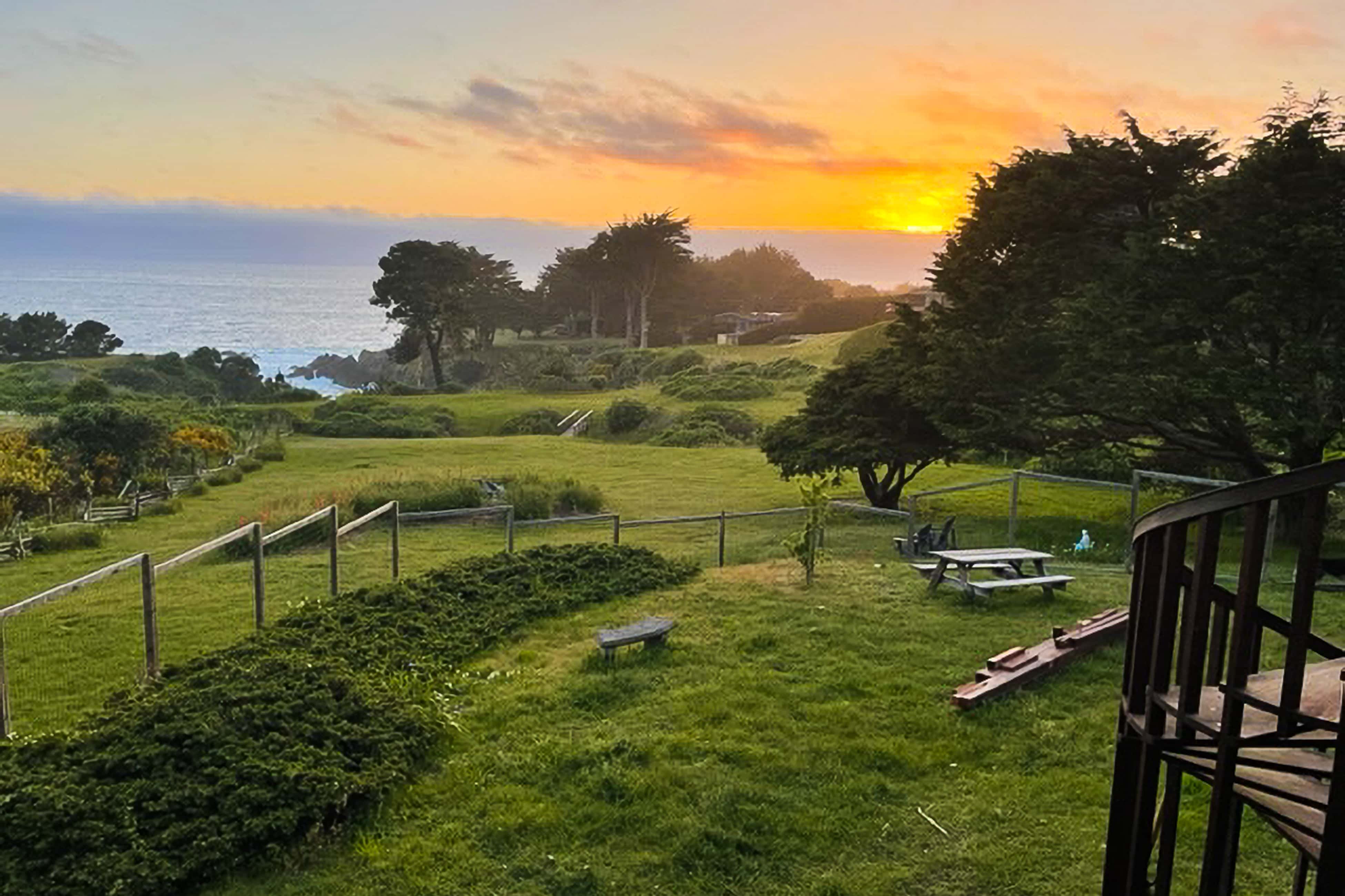 Large Mendocino Oceanfront Home - Walk to Trails