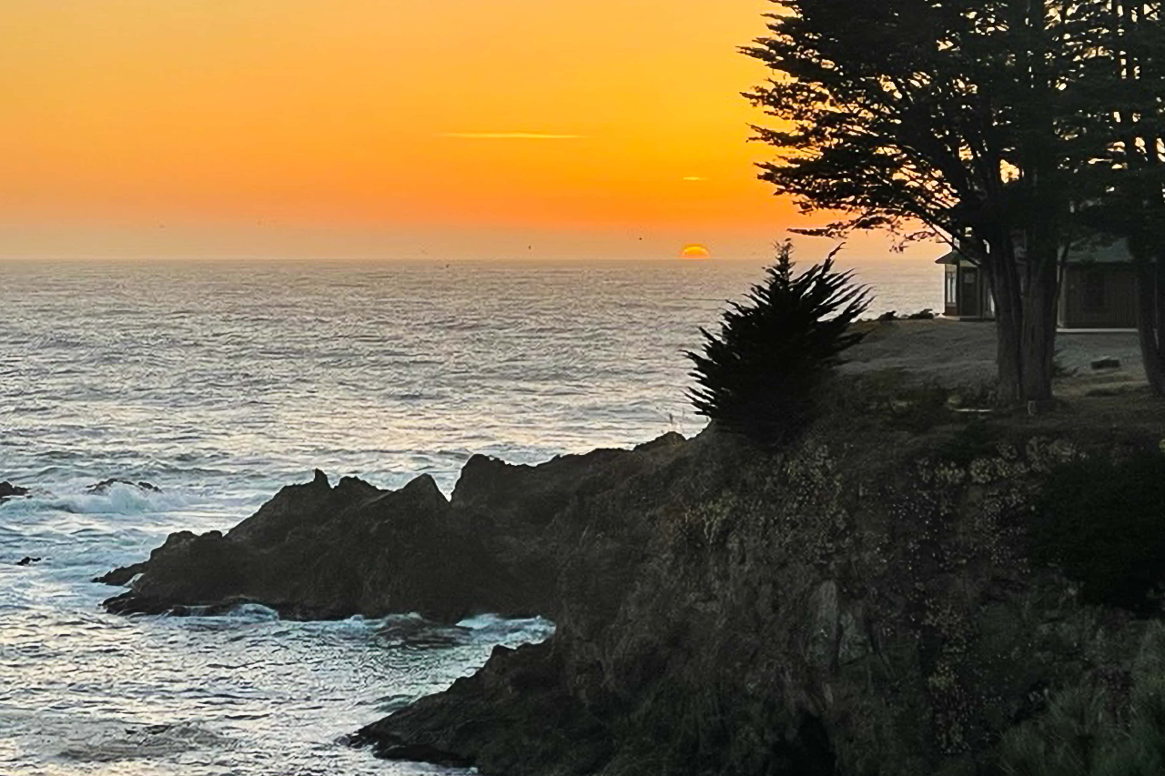 Large Mendocino Oceanfront Home - Walk to Trails