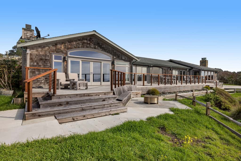 Luxe Remodeled Oceanfront Home on the Bluff