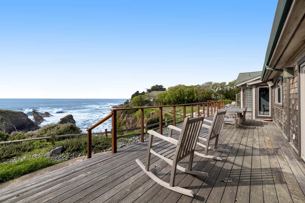 Luxe Remodeled Oceanfront Home on the Bluff