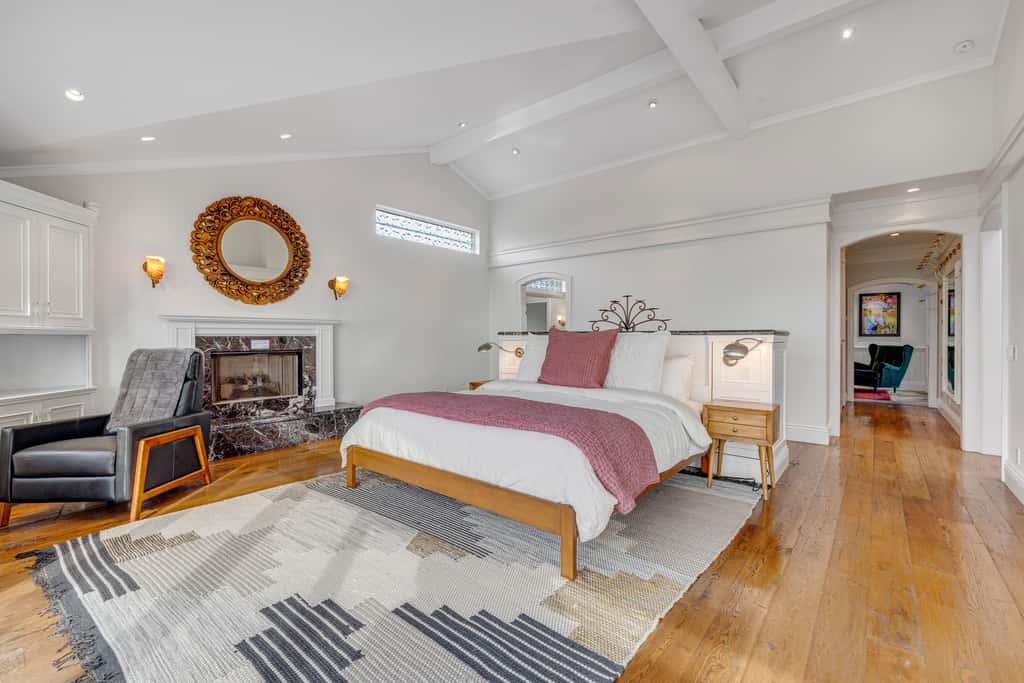 Luxe Remodeled Oceanfront Home on the Bluff