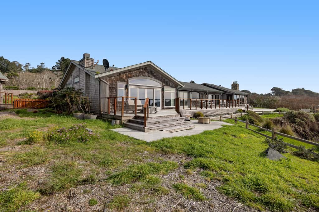 Luxe Remodeled Oceanfront Home on the Bluff