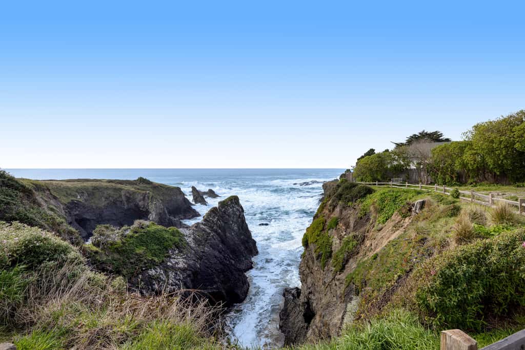 Luxe Remodeled Oceanfront Home on the Bluff